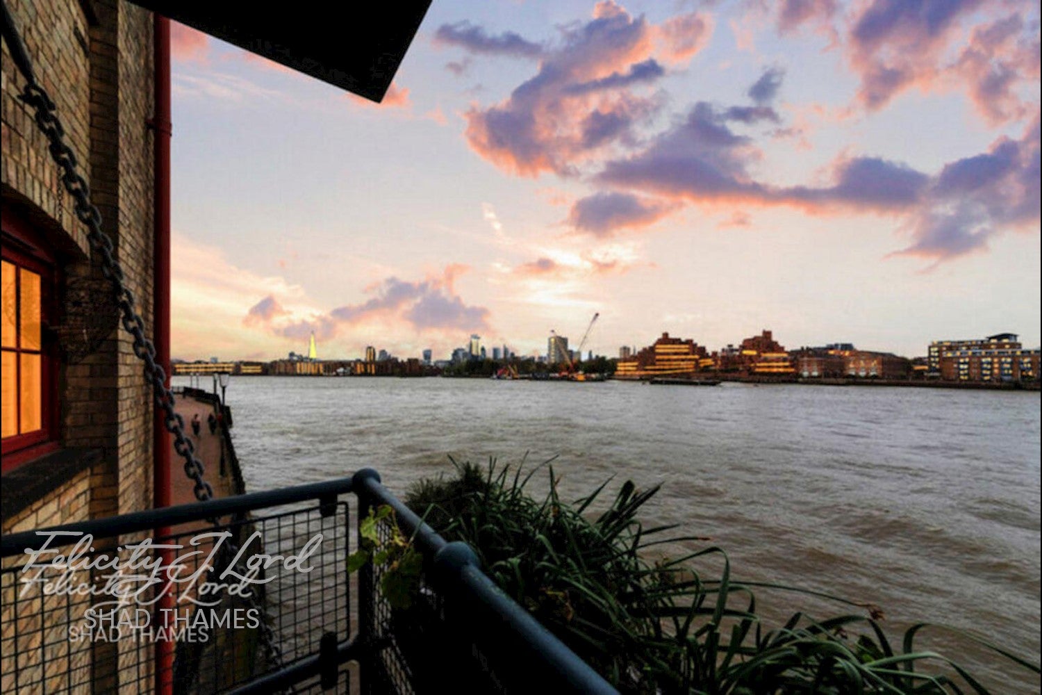 Flat Rotherhithe Street in Greater London