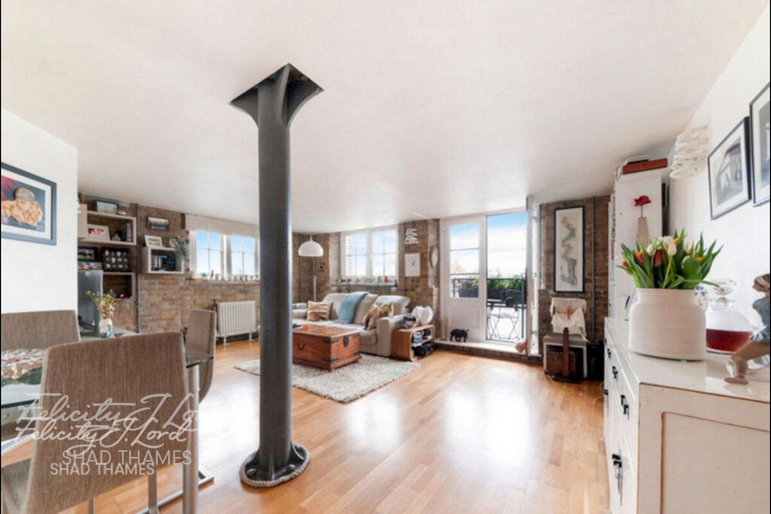 Flat Rotherhithe Street in Greater London