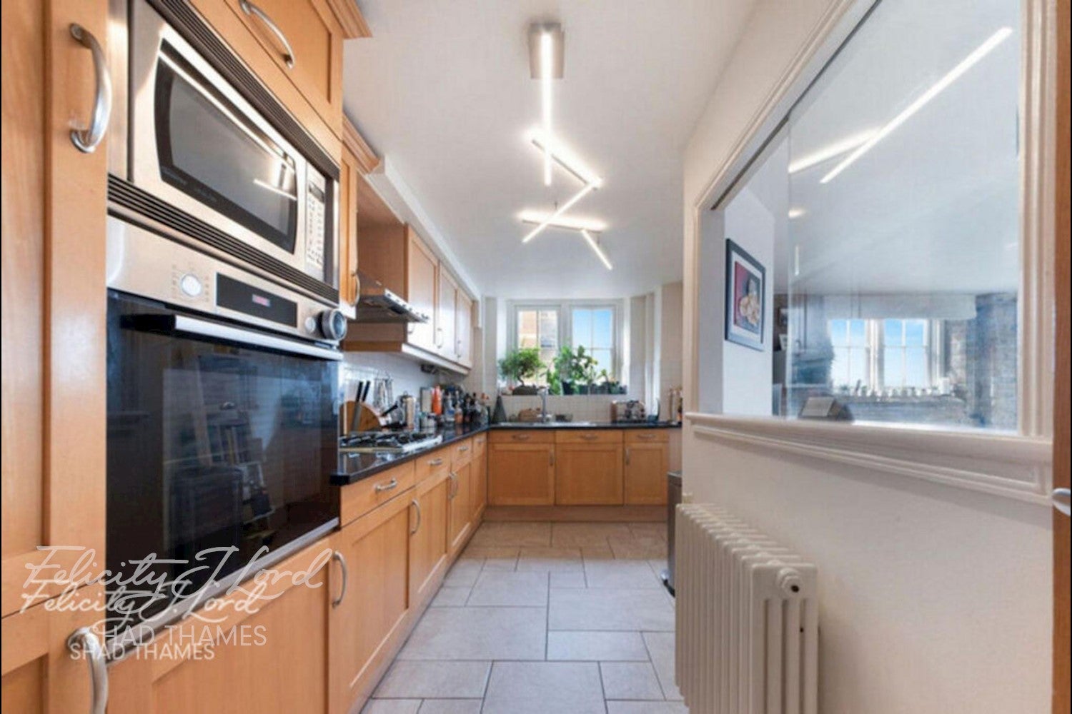 Flat Rotherhithe Street in Greater London