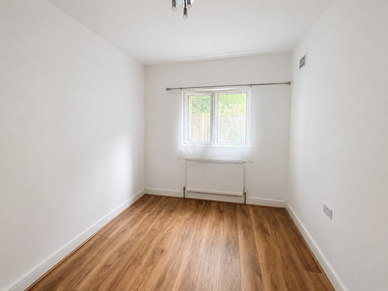 Flat Bensham Lane in Greater London
