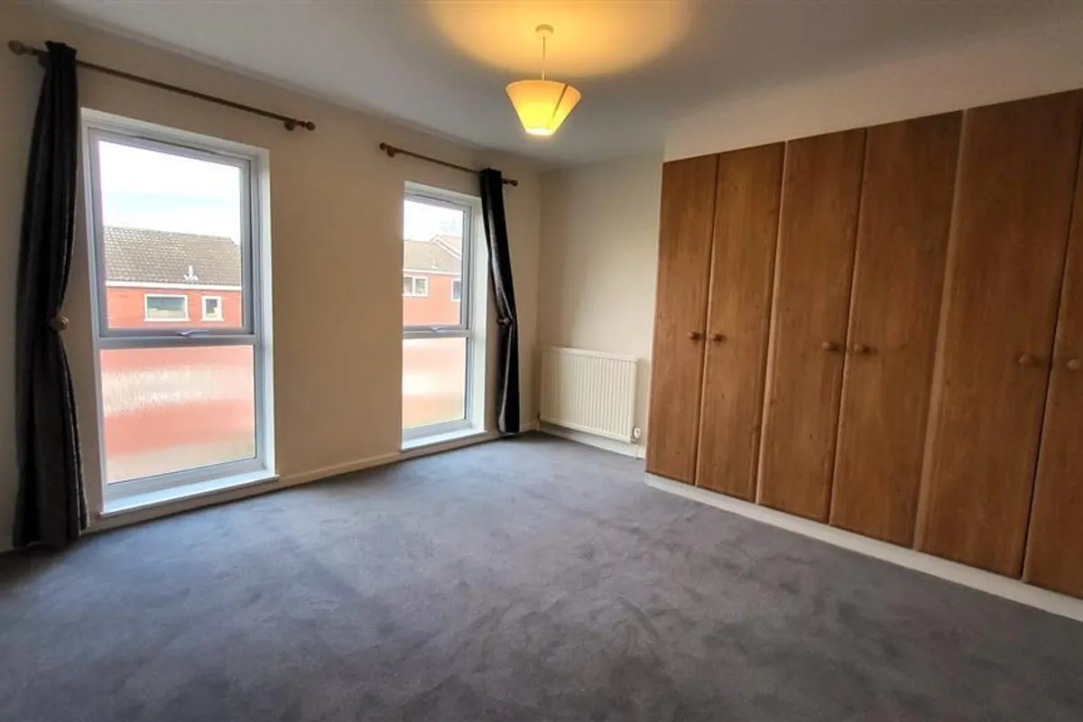 Flat Roundhedge Way in Greater London