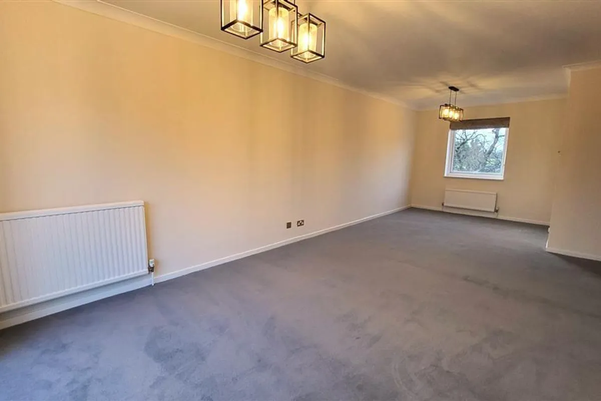 Flat Roundhedge Way in Greater London