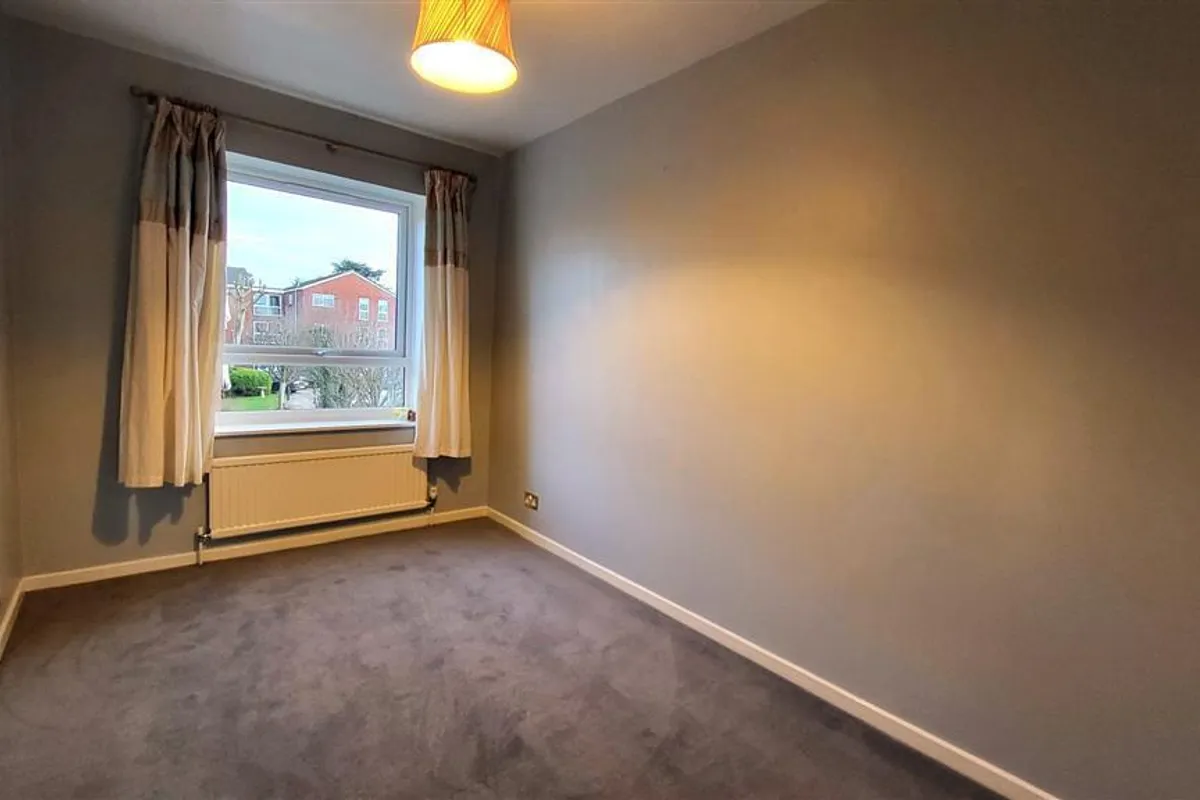 Flat Roundhedge Way in Greater London