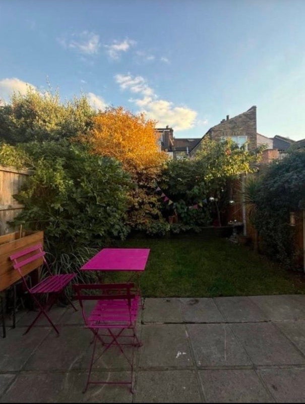 Room Louise Road in Greater London