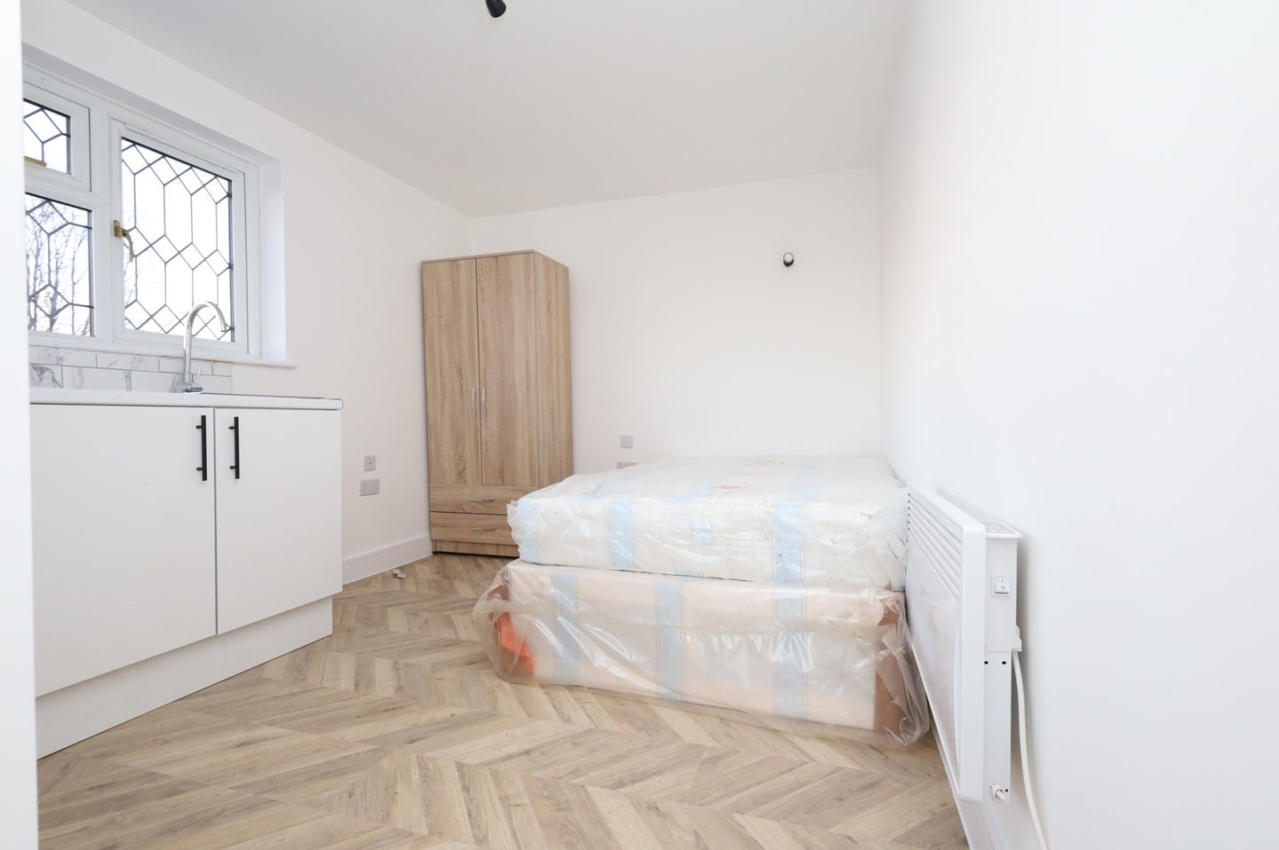 Flat Cordingley Road in Greater London