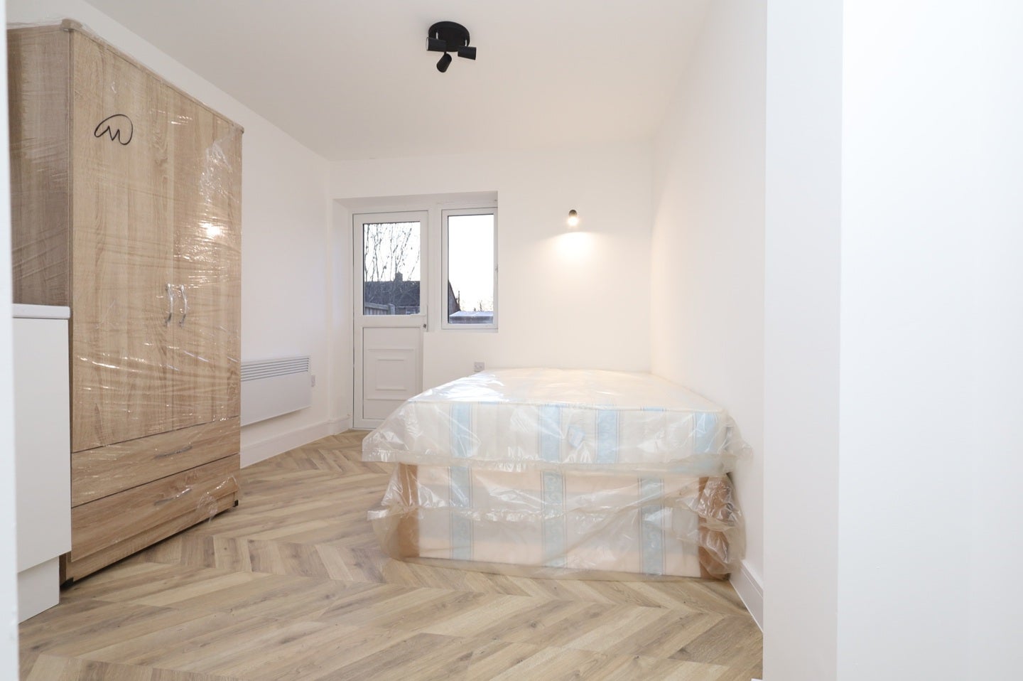 Flat Cordingley Road in Greater London