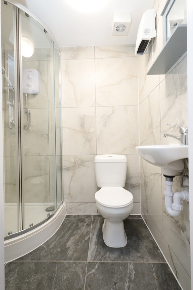 Flat Cordingley Road in Greater London