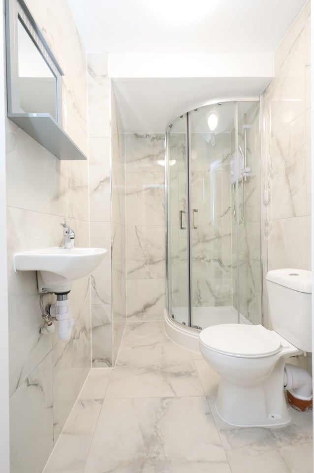 Flat Cordingley Road in Greater London