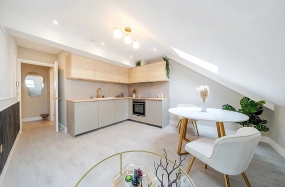 Flat Ellingham Road in Greater London