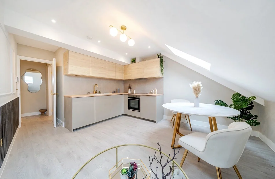 Flat Ellingham Road in Greater London