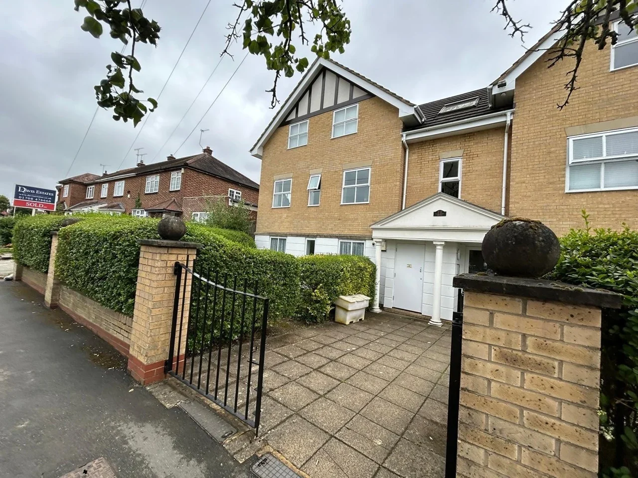 Flat Harcourt Mews in Greater London