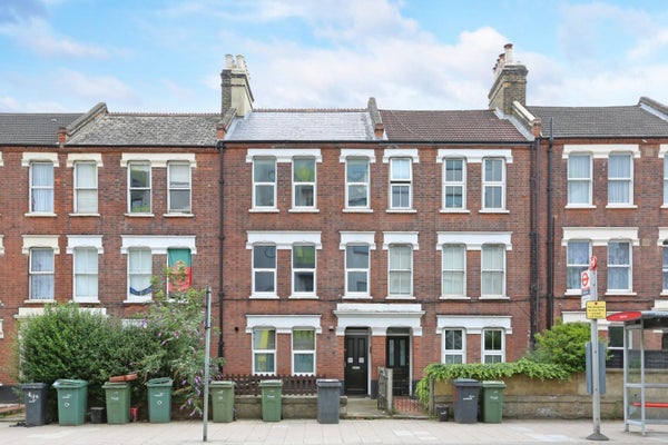 Flat Coldharbour Lane in London
