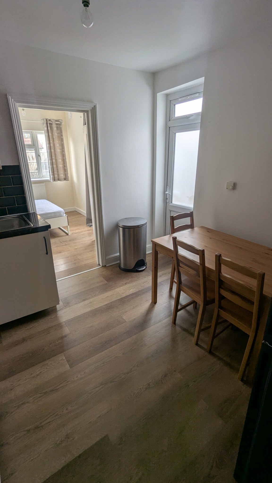 Flat Montague Road in Greater London
