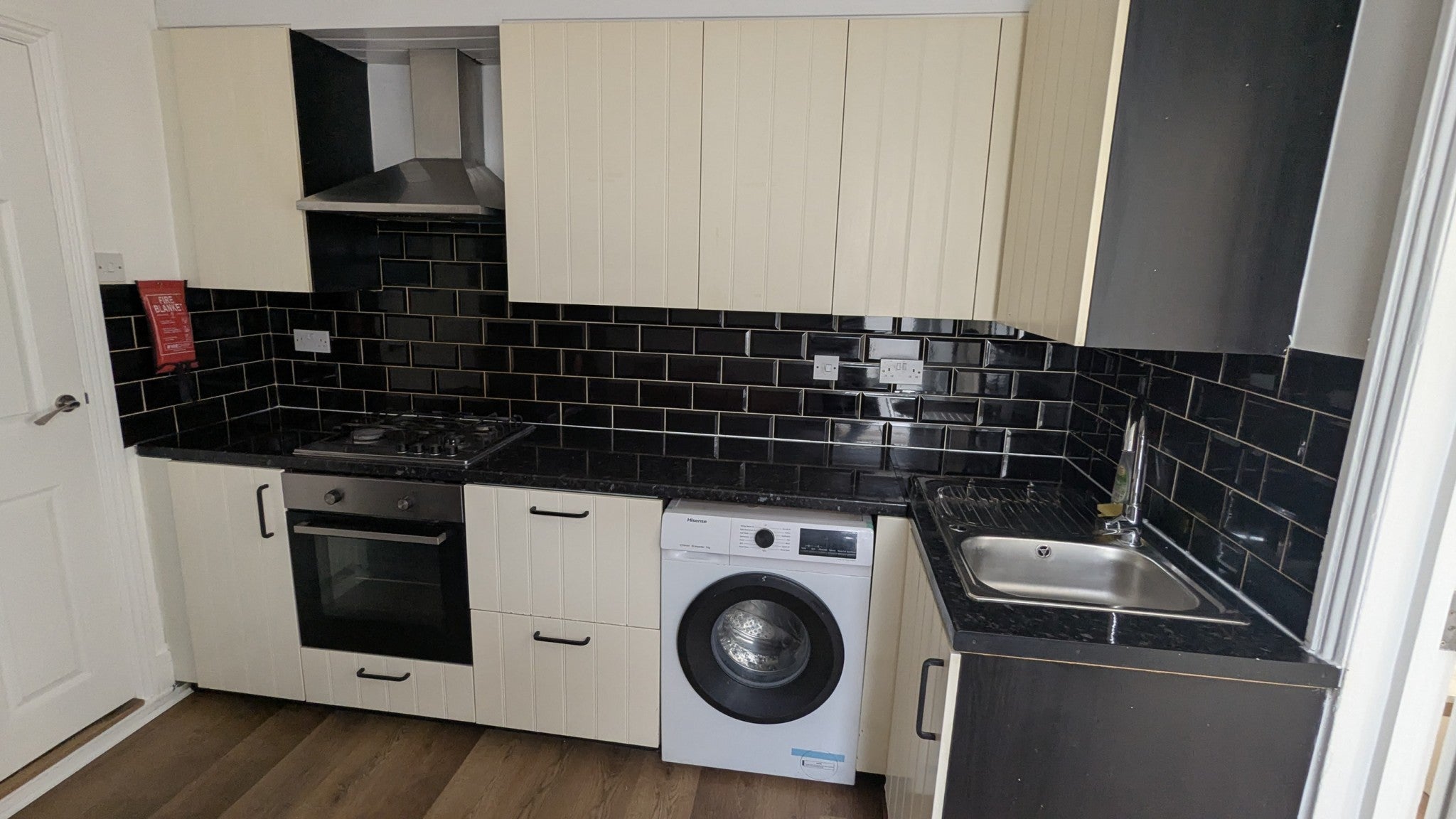 Flat Montague Road in Greater London