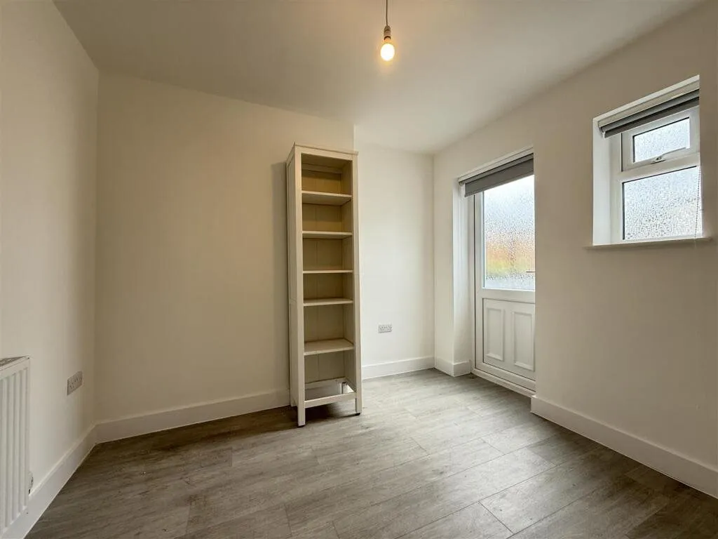 Flat Westlands Drive in Poole