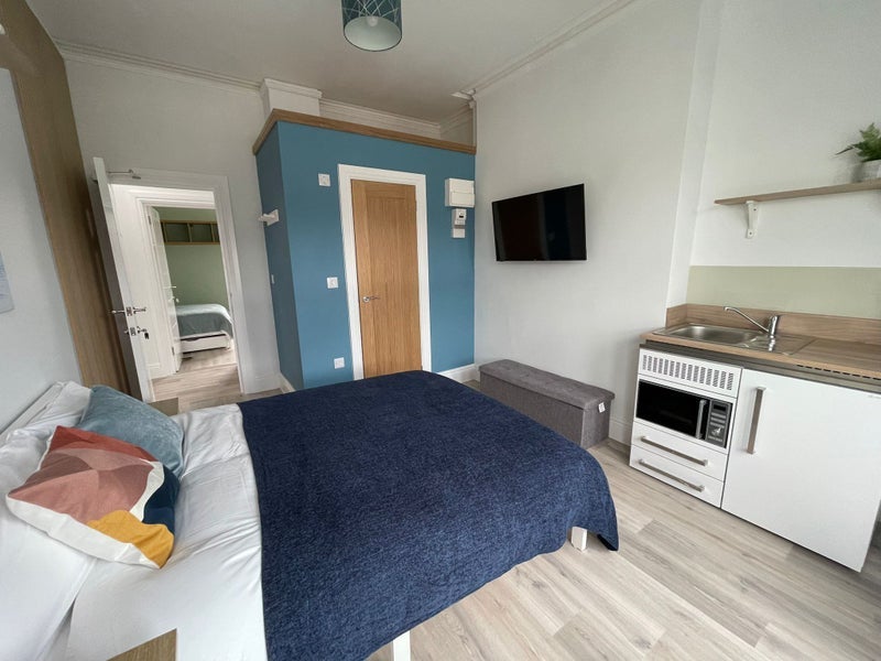 Room Newport Road in Cardiff