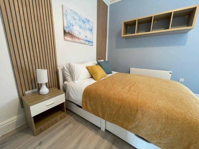 Room Newport Road in Cardiff