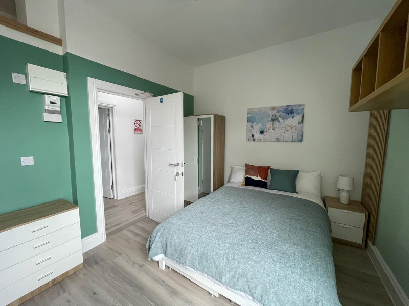 Room Newport Road in Cardiff