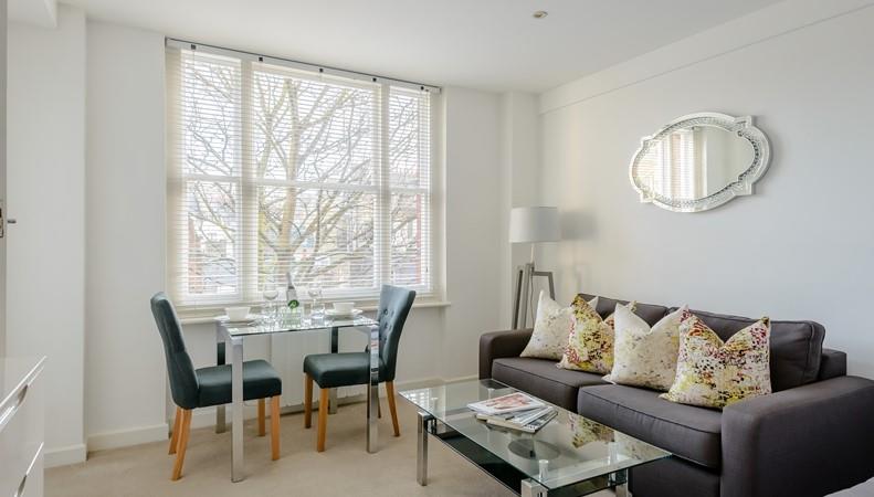 Flat Hill Street in City of Westminster