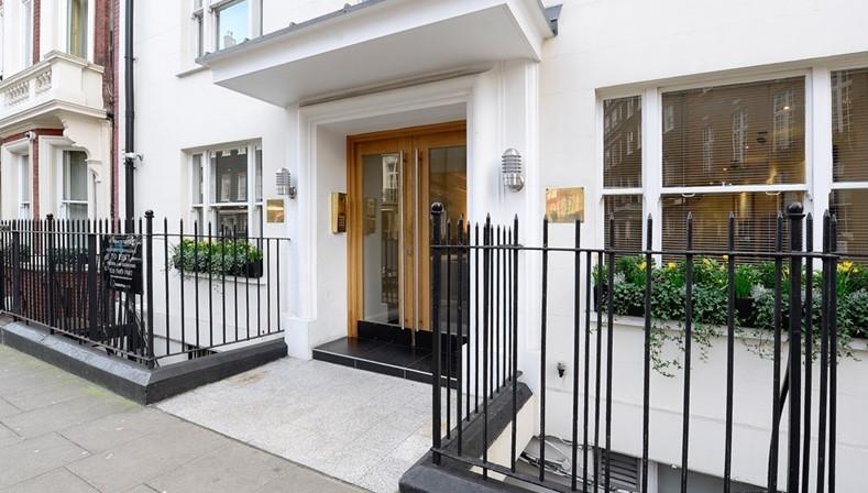 Flat Hill Street in City of Westminster