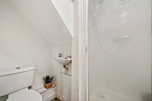 Room Chippenham Road in City of Westminster