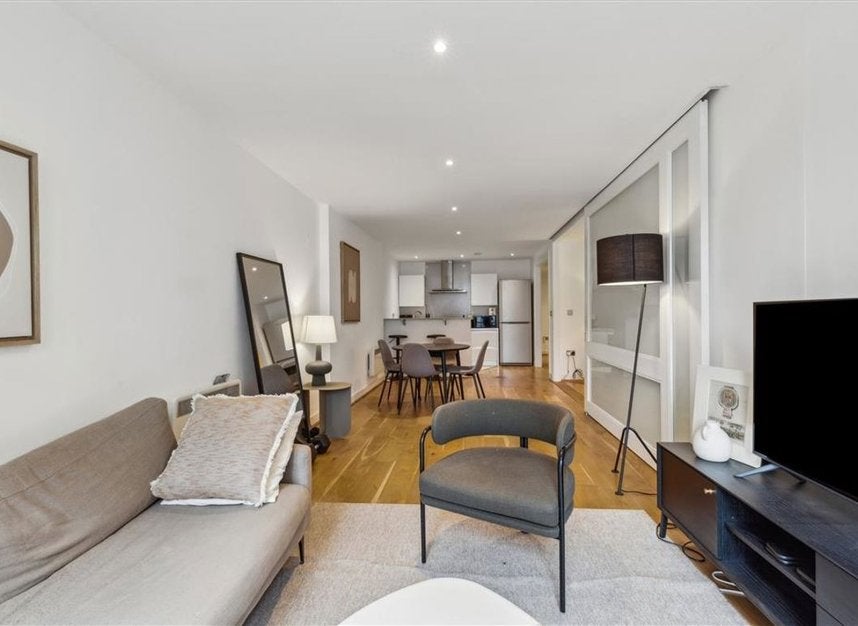 Flat Drysdale Street in Greater London