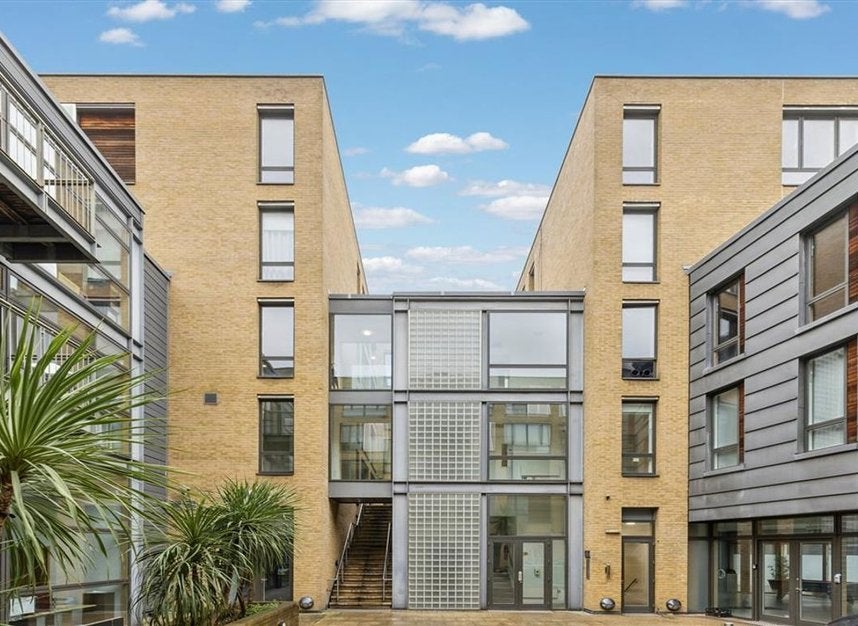 Flat Drysdale Street in Greater London