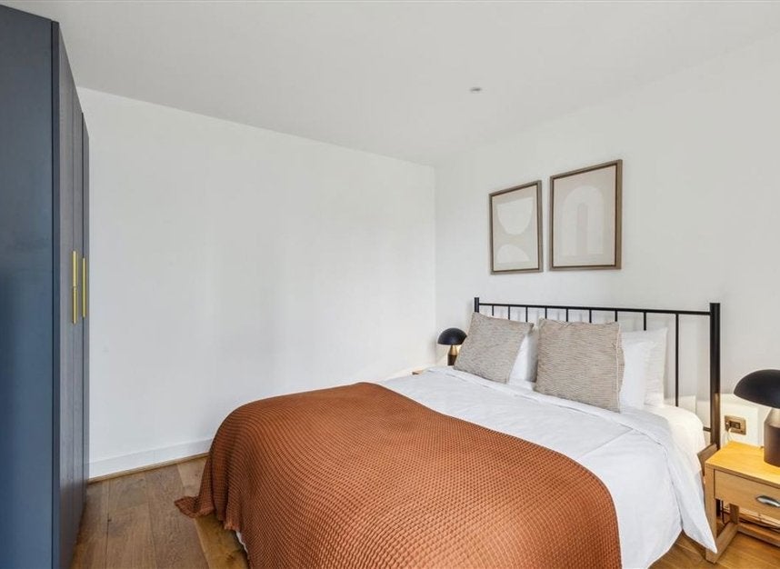 Flat Drysdale Street in Greater London
