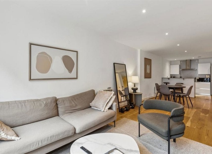Flat Drysdale Street in Greater London