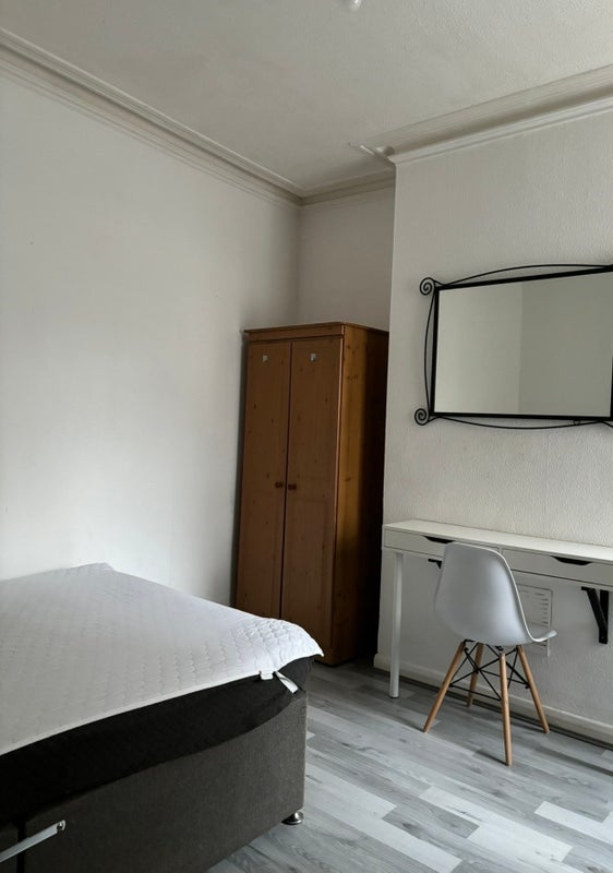 Room Manor Road in Rugby
