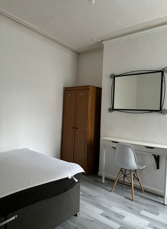 Room Manor Road in Rugby