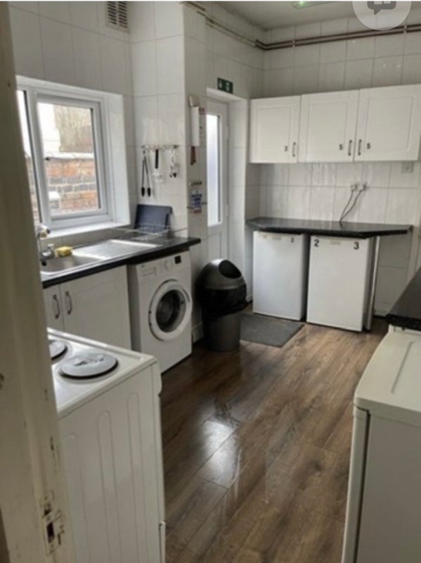 Room Manor Road in Rugby