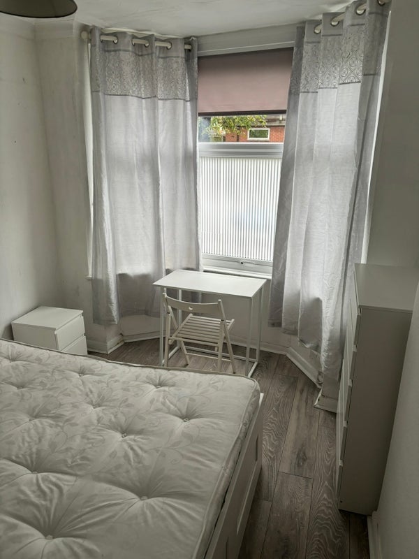 Room Manor Road in Rugby