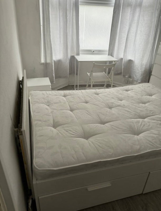 Room Manor Road in Rugby