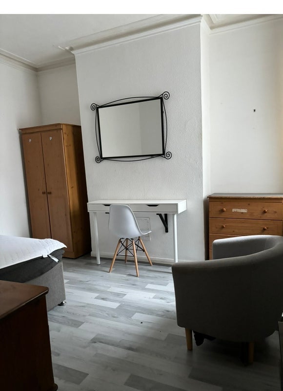 Room Manor Road in Rugby