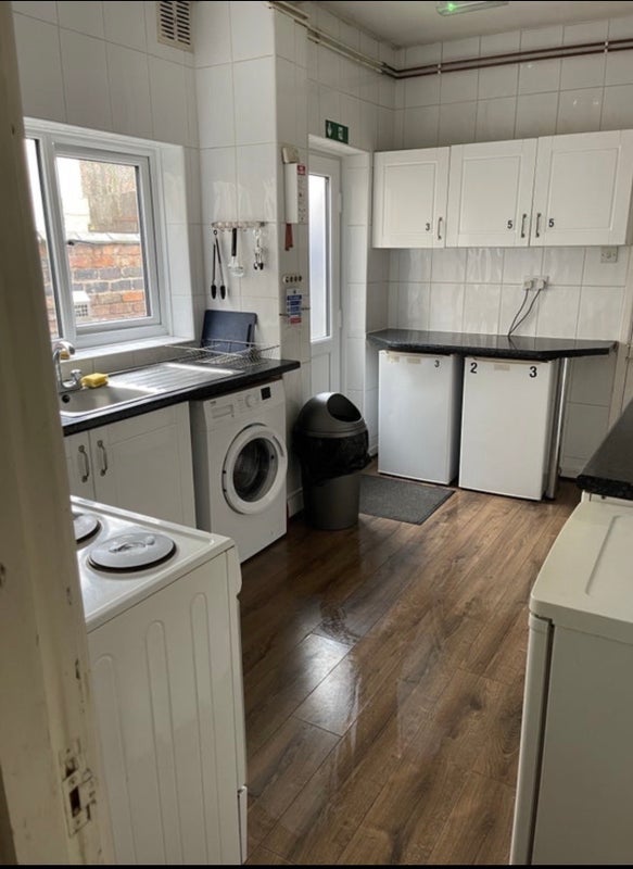 Room Manor Road in Rugby