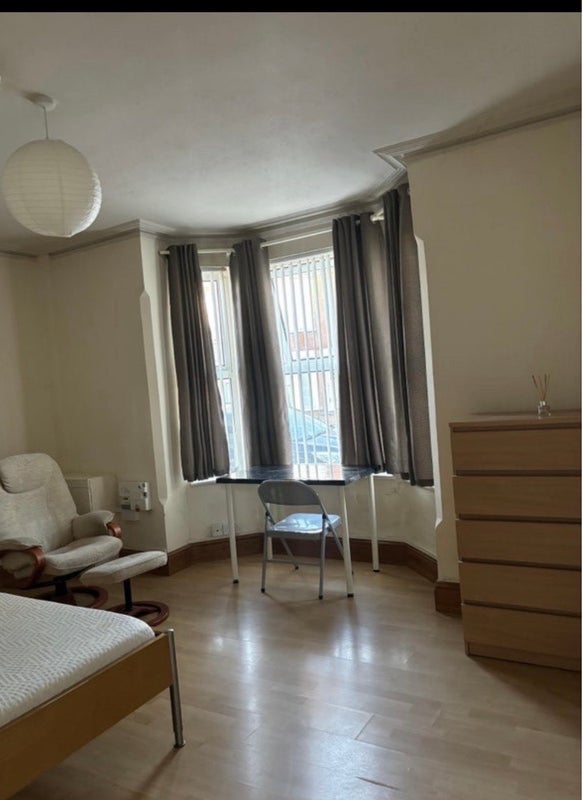 Room Manor Road in Rugby
