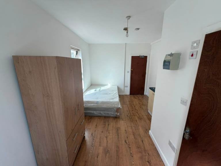 Flat Bannockburn Road in Greater London
