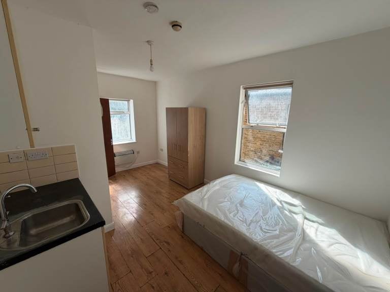 Flat Bannockburn Road in Greater London