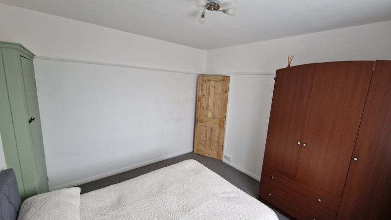 Room Sherwood Avenue in Greater London
