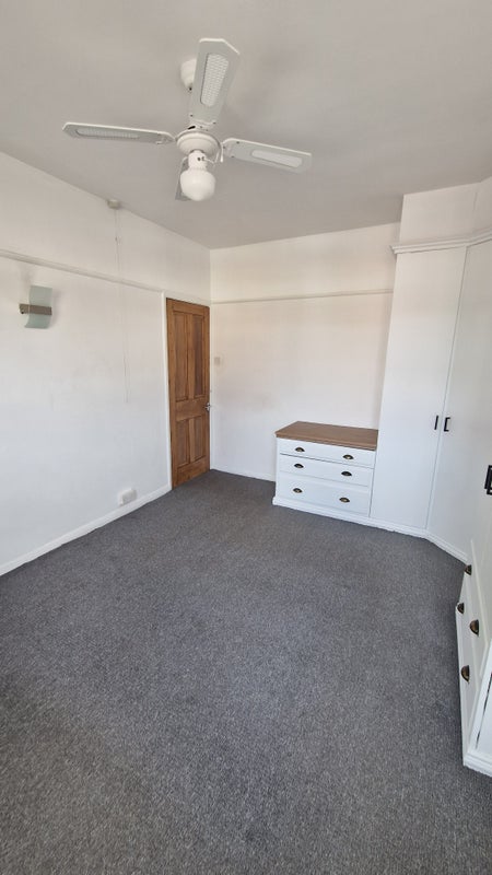 Room Sherwood Avenue in Greater London