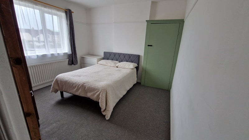 Room Sherwood Avenue in Greater London