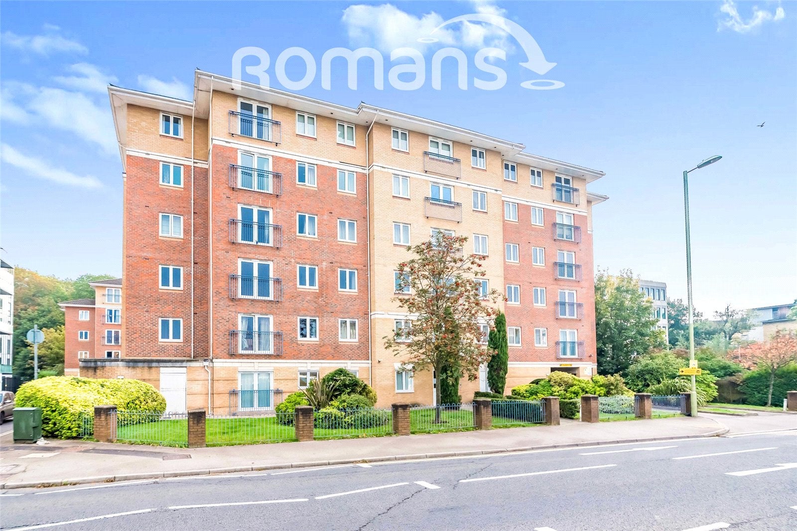 Flat Farnborough Road in Rushmoor