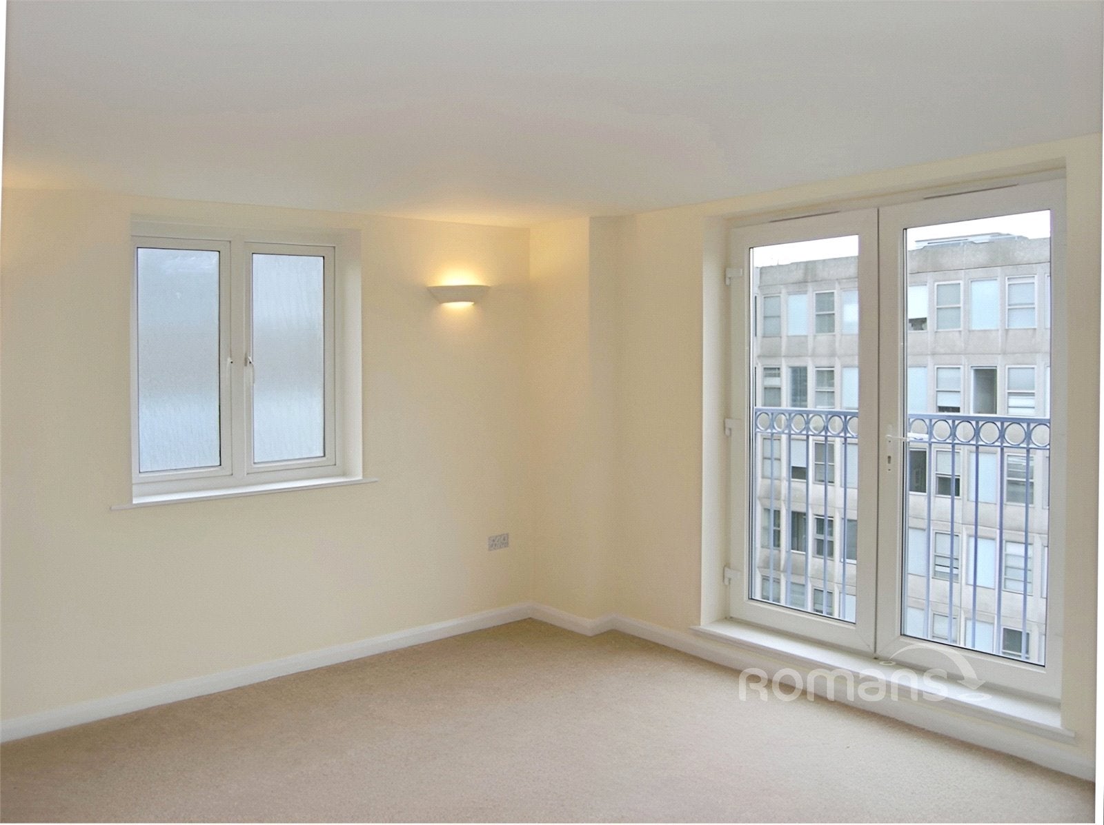 Flat Farnborough Road in Rushmoor