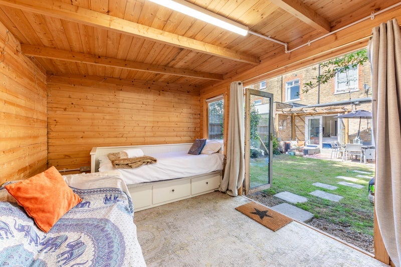 Room Huron Road in Greater London