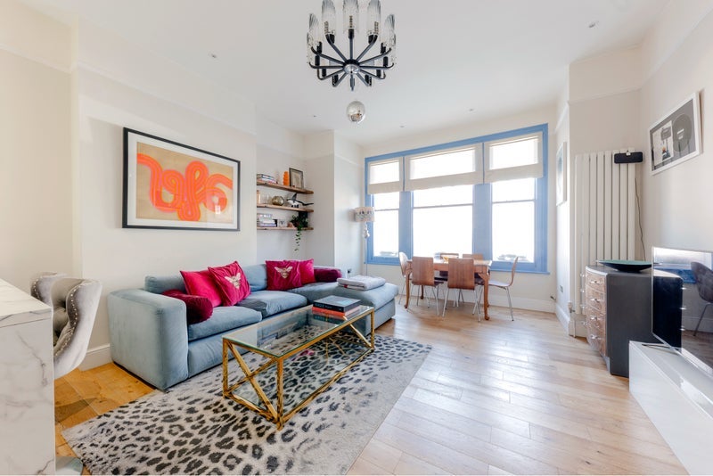 Room Huron Road in Greater London