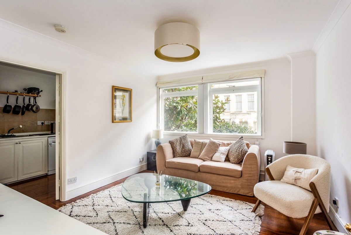 Flat Elm Park Gardens in Greater London