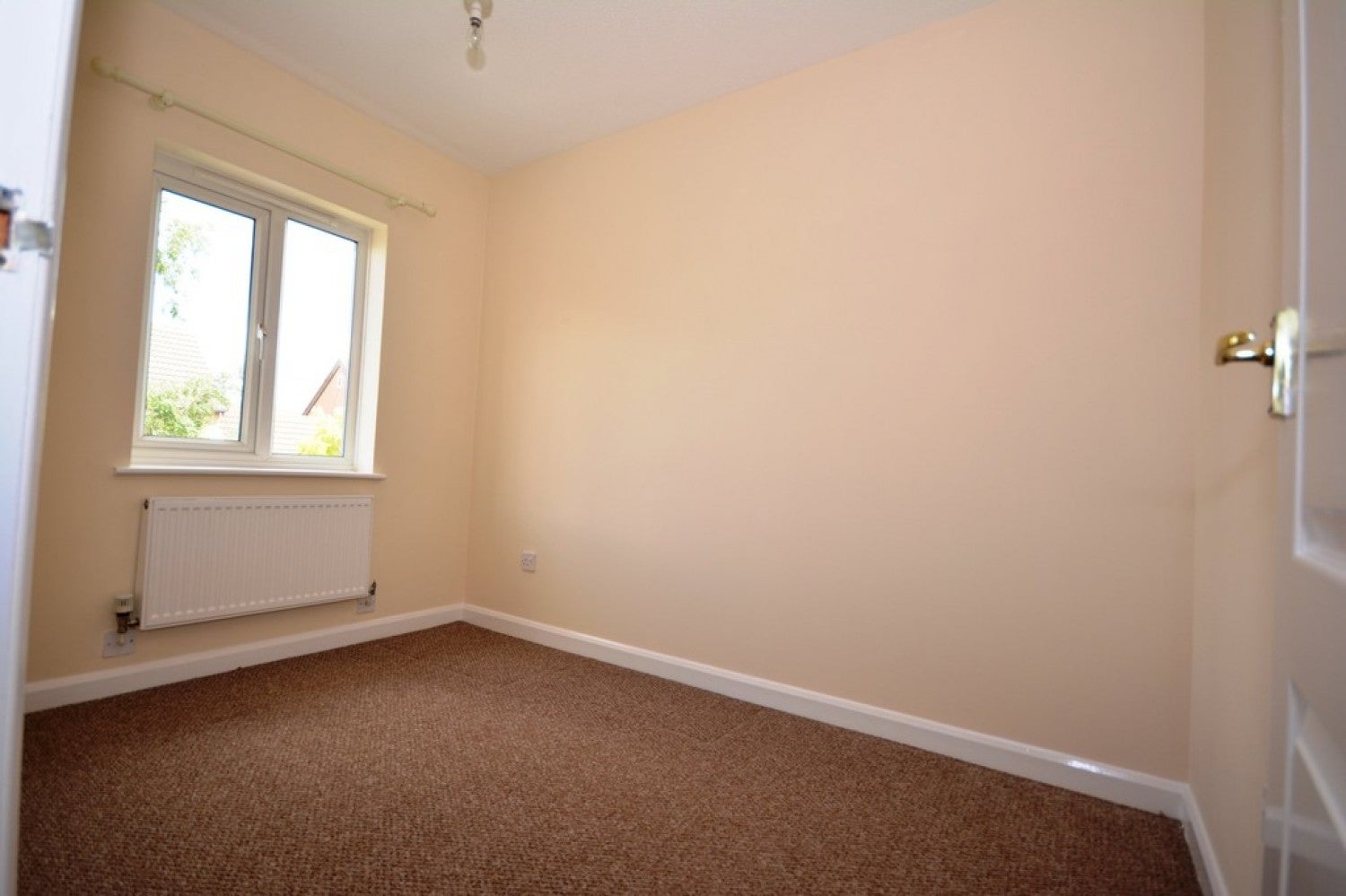 House Aldenham Close in Bedford