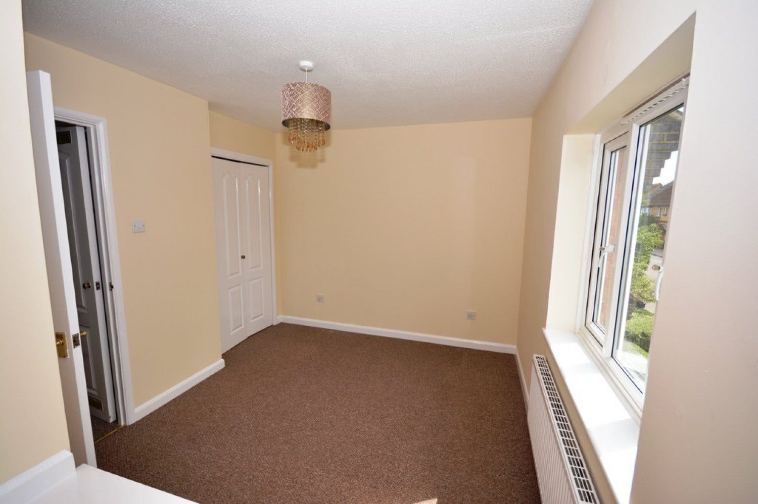 House Aldenham Close in Bedford