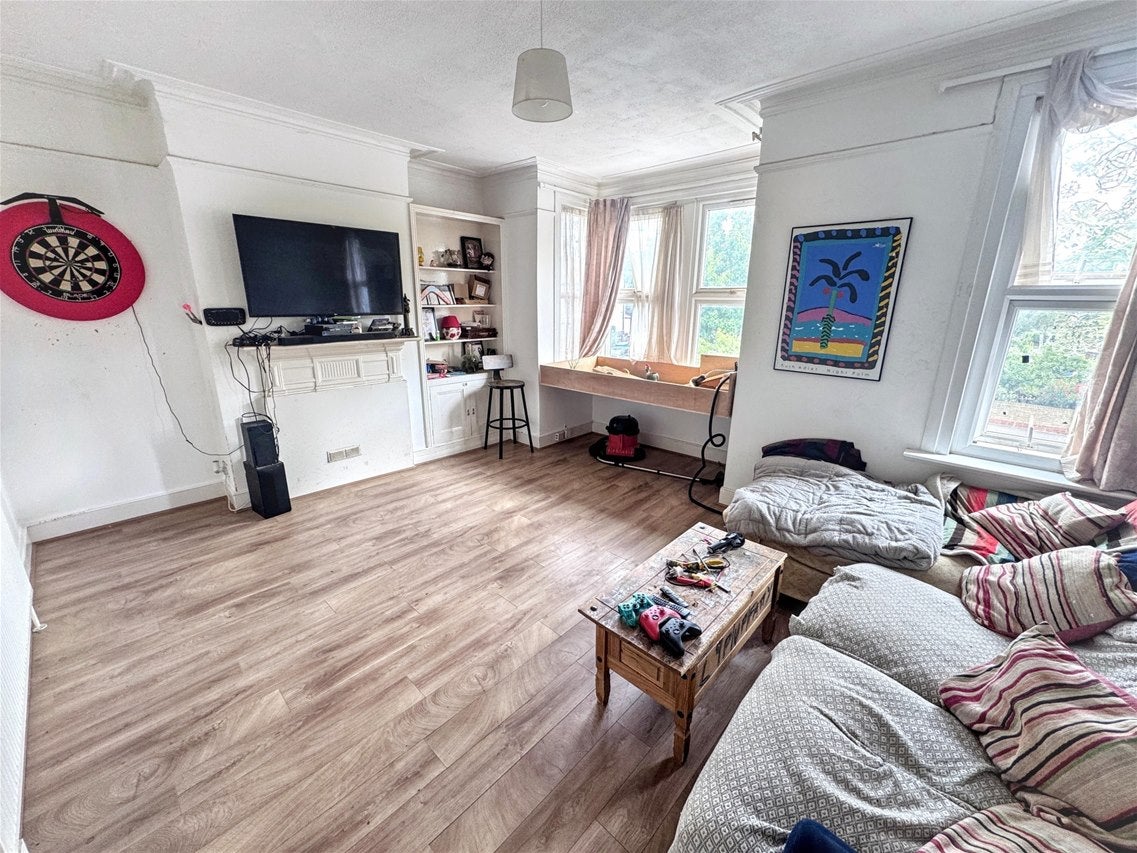 Flat Vicarage Road in Greater London